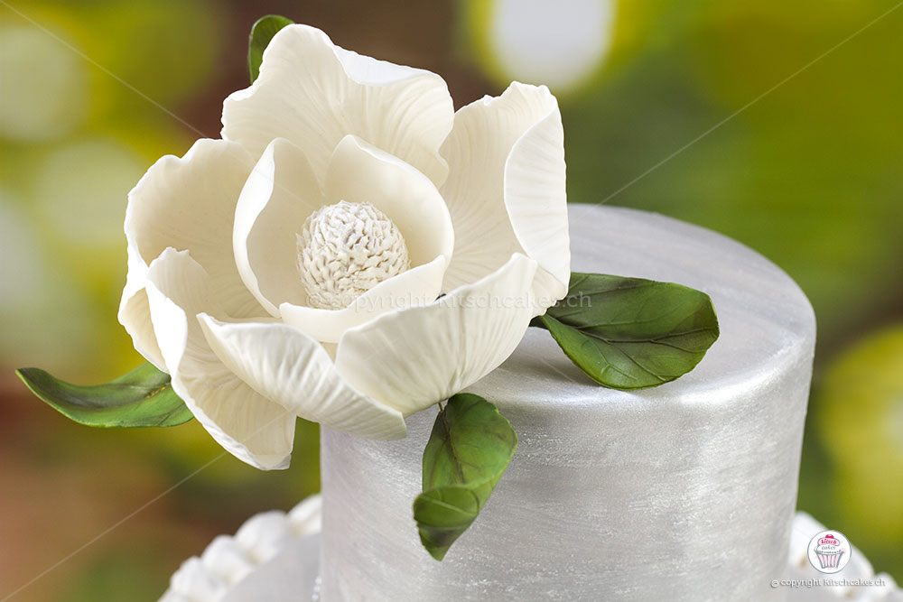magnolia gumpaste folwer silver cake